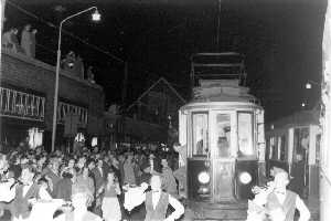 De blauwe tram in de Tempelierstraat in Haarlem op z'n 
laatste rit. (zondag 31 aug - 1 sept. 1957)